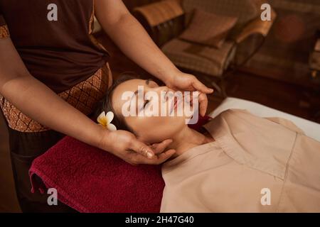 Weibliche Massotherapeutin, die ihre Klientin mit Akupressur massiert Stockfoto