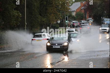 Leicester, Großbritannien. Oktober 2021. Heftige Regenfälle haben einige Überschwemmungen verursacht, da dieses Auto am 30. Oktober 2021 durch eine große Pfütze in Leicester, Großbritannien, fährt. Kredit: Paul Marriott/Alamy Live Nachrichten Stockfoto