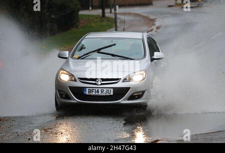 Leicester, Großbritannien. Oktober 2021. Heftige Regenfälle haben einige Überschwemmungen verursacht, da dieses Auto am 30. Oktober 2021 durch eine große Pfütze in Leicester, Großbritannien, fährt. Kredit: Paul Marriott/Alamy Live Nachrichten Stockfoto