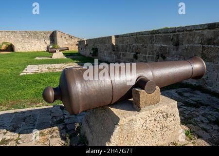 Alte, rostige Kanonen auf den befestigten Mauern der alten Stadt Akko Israel schützen den Hafen und die Stadt vor der Invasion der Marine. Jetzt eine historische Esplana Stockfoto