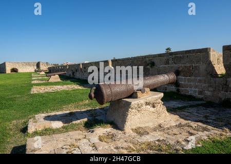 Alte, rostige Kanonen auf den befestigten Mauern der alten Stadt Akko Israel schützen den Hafen und die Stadt vor der Invasion der Marine. Jetzt eine historische Esplana Stockfoto