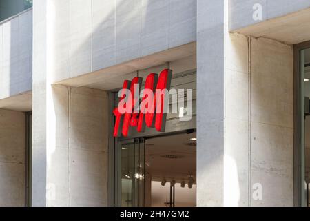 VALENCIA, SPANIEN - 26. OKTOBER 2021: H&M ist ein schwedisches multinationales Bekleidungsunternehmen mit Sitz in Stockholm Stockfoto