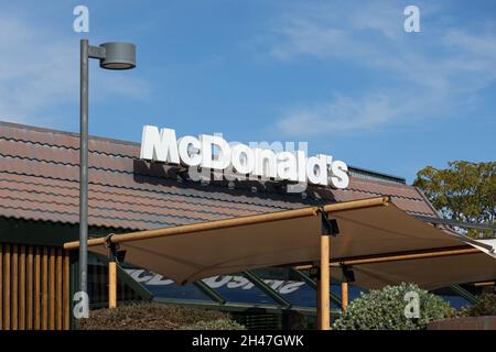 LA ELIANA, SPANIEN – 27. OKTOBER 2021: McDonald's ist die umsatzstärkste Restaurantkette der Welt Stockfoto