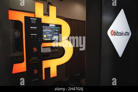 Bitcoin ATM in einem Einkaufszentrum ermöglicht es, Bitcoin Krypto zu kaufen und zu verkaufen. Orange BTC Kryptowährungsbörse. Warschau, Polen - 23. Oktober 2021 Stockfoto