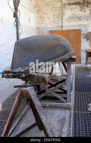 Modell eines Schiffsrumpfes für Panzerversuche im Denny Schiffsmodell Erlebnispanzer in Dumbarton, Schottland Stockfoto