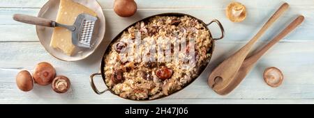 Risotto ai funghi, Pilzreis Panorama, mit Zutaten, oben flach lag auf einem hölzernen Hintergrund geschossen Stockfoto