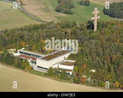 LUFTAUFNAHME. Das Charles de Gaulle-Denkmal und das 44 Meter hohe Cross of Lorraine. Colombey-les-deux-Églises, Haute-Marne, Grand Est, Frankreich. Stockfoto