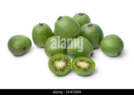 Frische ganze und halbierte Kiwi-Beeren aus der Nähe isoliert auf weißem Hintergrund Stockfoto