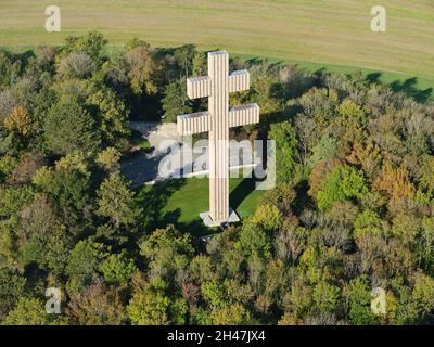 LUFTAUFNAHME. 44 Meter hohes Cross of Lorraine. Colombey-les-deux-Églises, Haute-Marne, Grand Est, Frankreich. Stockfoto