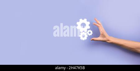 Hand hält Metall Zahnräder und Zahnräder Mechanismus der Interaktion Teamwork Konzept, Hand halten Gruppe von virtuellen Zahnräder Rad. Stockfoto