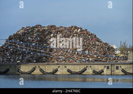 Großer Schrotthaufen für Wertstoffrecycling am Kai im Frachthafen Wismar an der Ostsee, blauer Himmel, Kopierfläche, ausgewählte fo Stockfoto