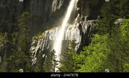 Hoher Wasserfall gegen Felswand, Pyrenäen, Spanien Stockfoto