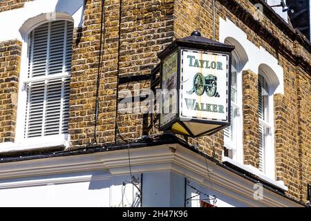 Taylor Walker Schild an der Fassade des Turners Old Star Pub in Wapping, London, Großbritannien Stockfoto