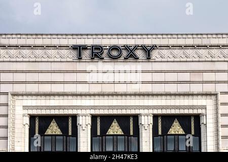 Art déco-Musiklokal aus den 1930er Jahren, ehemaliges Kino, Troxy an der Commercial Road in Stepney, East London, Großbritannien Stockfoto