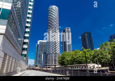 Blick auf Millwall, der in South Dock mit Wolkenkratzern von Wood Wharf (One Park Drive Residential Tower), South Quay, Canary Wharf, London, Großbritannien einfährt Stockfoto