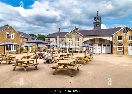 Das Homestead Cafe befindet sich im ehemaligen georgianischen Stallungen im Beckenham Place Park, London, Großbritannien Stockfoto