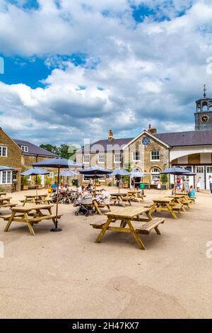 Das Homestead Cafe befindet sich im ehemaligen georgianischen Stallungen im Beckenham Place Park, London, Großbritannien Stockfoto