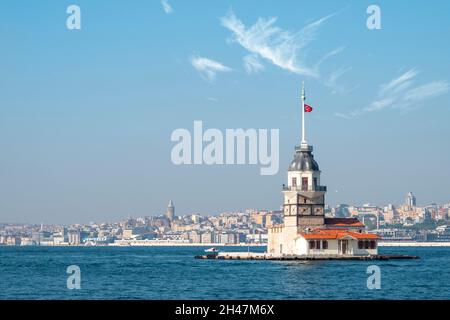 Blick auf den Maidenturm oder den Leander-Turm, auch bekannt als Kız Kulesi. Sonniger Sommertag in Istanbul und Bosporus Meerenge, Türkei Stockfoto