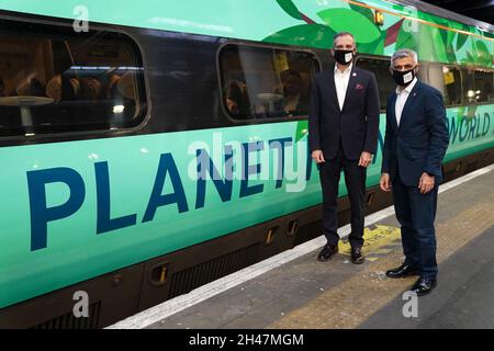 Der Bürgermeister von London Sadiq Khan (rechts) und der Bürgermeister von Los Angeles Eric Garcetti, bevor er zum Cop26-Gipfel in einem Zug nach Glasgow am Euston Station in London einstieg, zusammen mit den Bürgermeistern einiger der größten Städte der Welt. Bilddatum: Montag, 1. November 2021. Stockfoto