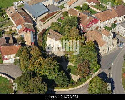 LUFTAUFNAHME. Geburtsort (Haus in der Mitte) von Jeanne d'Arc. Domrémy-la-Pucelle, Vosges, Grand Est, Frankreich. Stockfoto