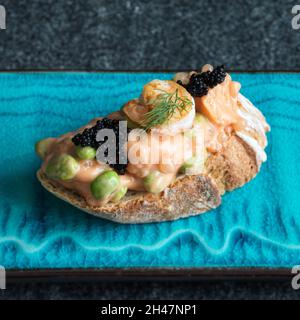 Knusprig gebackenes Brot mit Garnelensalat und Edamamabohnen Stockfoto