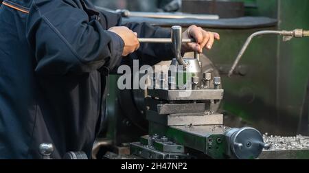 Weibliche Arbeiter Hände an Werkzeugmaschinen für die Arbeit mit Metall-Produktion aus nächster Nähe. Stockfoto