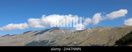 Weite horizontale Ansicht des Apennin-Gebirges Mittelitaliens in der Region der Abruzzen Stockfoto