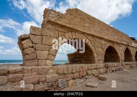 Israel, Cäsarea. Überreste des Aquädukts, erbaut von den Römern, das die Wasserquelle der römischen Stadt war Stockfoto