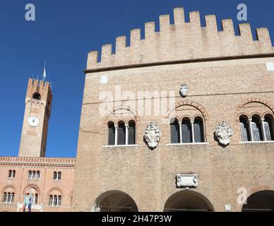 Palast genannt Palazzo dei Trecento und der Alte CivicTower mit Uhr auf dem Hauptplatz der Stadt Treviso in Norditalien Stockfoto