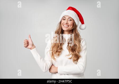 Frau weihnachten Santa hat Pullover weiß Studio Hintergrund schön kaukasisch Weibliche lockiges Haar Portrait glückliche Person positive Emotion Urlaubskonzept Stockfoto