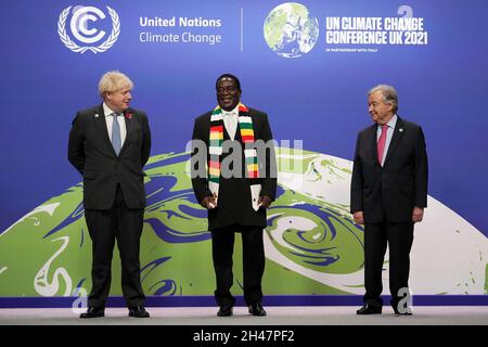 Premierminister Boris Johnson (links) und UN-Generalsekretär Antonio Guterres (rechts) begrüßen den simbabwischen Präsidenten Emmerson Mnangagwa beim Cop26-Gipfel auf dem Scottish Event Campus (SEC) in Glasgow. Bilddatum: Montag, 1. November 2021. Stockfoto