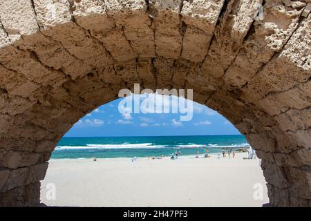 Israel, Cäsarea. Überreste des Aquädukts, erbaut von den Römern, das die Wasserquelle der römischen Stadt war Stockfoto