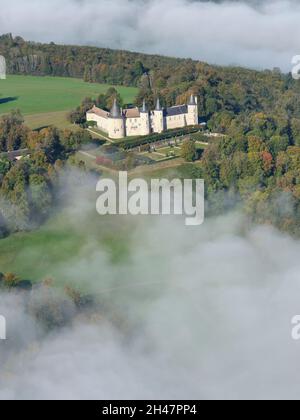 LUFTAUFNAHME. Mittelalterliche Burg über dem tief liegenden Morgennebel. Bourlemont Castle, Frebécourt, Vosges, Grand Est, Frankreich. Stockfoto