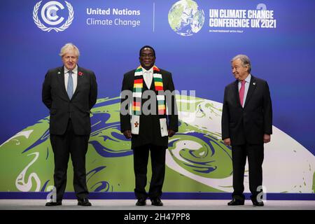 Premierminister Boris Johnson (links) und UN-Generalsekretär Antonio Guterres (rechts) begrüßen den simbabwischen Präsidenten Emmerson Mnangagwa beim Cop26-Gipfel auf dem Scottish Event Campus (SEC) in Glasgow. Bilddatum: Montag, 1. November 2021. Stockfoto