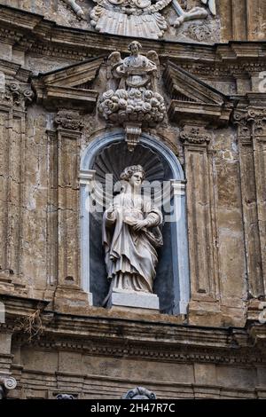 Statue auf dem Gebäude des 4 Canti Platzes, auch bekannt als Vigliena Platz, in Palermo Stockfoto