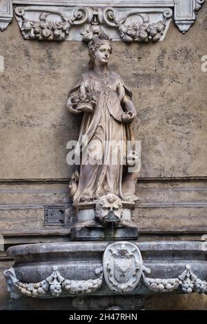 Statue auf dem Gebäude des 4 Canti Platzes, auch bekannt als Vigliena Platz, in Palermo Stockfoto