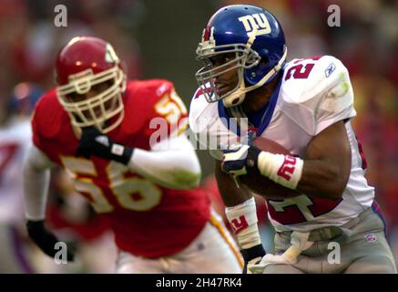 Kansas City, USA. September 2001. New York Giants laufen zurück Tiki Barber, rechts, läuft um Kansas City Chiefs Verteidiger Lew Bush für einen 13-Yard-Gewinn am Ende des ersten Quartals ihres Spiels im Arrowhead Stadium am Sonntag, 23. September 2001 in Kansas City. (Foto von Jeff Roberson/The Kansas City Star/TNS/Sipa USA) Quelle: SIPA USA/Alamy Live News Stockfoto