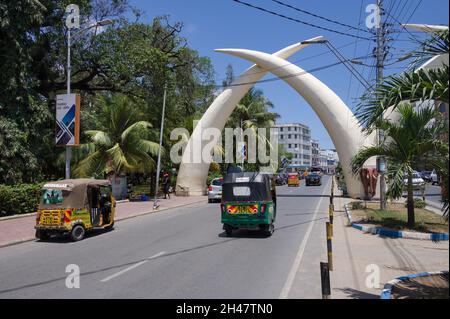 Große Aluminium-Elefantenzähne, Pembe Za Ndovu, bilden einen Bogen über der Moi Avenue, Mombasa, Kenia Stockfoto