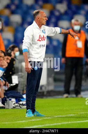 NEAPEL, ITALIEN - 28. OKTOBER: Marco Domenichini Cheftrainer des SSC Napoli reagiert während des Serie-A-Spiels zwischen dem SSC Napoli und dem FC Bologna am 28. Oktober 2021 im Stadio Diego Armando Maradona in Neapel, Italien. (Foto nach MB-Medien) Stockfoto