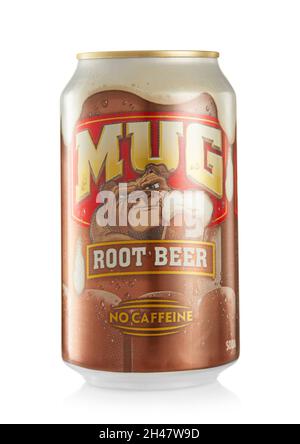 LONDON, UK - 21. OKTOBER 2021 : Aluminiumkrug mit Root Beer Drink auf weißem Hintergrund. Stockfoto