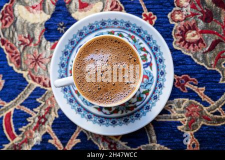 Traditioneller türkischer Kaffee, anatolischer Kaffee, auf dem Tisch im alten Café in der Türkei. Draufsicht. Stockfoto
