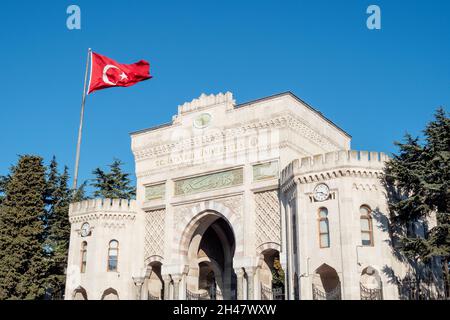 ISTANBUL - OCT 22: Der Haupteingang der Universität Istanbul. Historisches Äußeres, Fassade der Universität Istanbul oder İstanbul Üniversitesi bei Sonnenschein Stockfoto