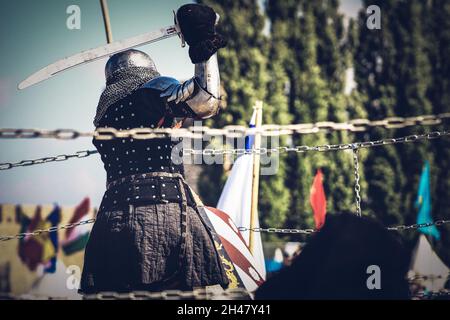 SMEDEREVO, SERBIEN - 02. Mai 2019: Eine Völkerschlacht mit Schwertern, alten Waffen und Schilden in Serbien Stockfoto