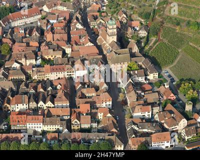 LUFTAUFNAHME. Malerische Stadt am östlichen Ausläufer der Vogesen. Kaysersberg-Vignoble, Elsass, Grand Est, Frankreich. Stockfoto