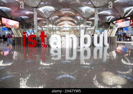 ISTANBUL - Okt 22: Neuer Flughafen Istanbul. Innenraum des Terminals Havalimani Istanbul Flughafen, Oktober 22. 2021 in der Türkei Stockfoto