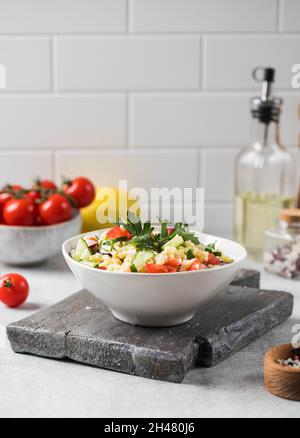 Östlicher Bulgur- und Gemüse-Tabbouleh-Salat auf einem Teller. Vegetarisches Gericht. Stockfoto