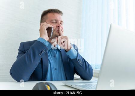 Büro, Erfolg und Menschen Konzept-Geschäftsmann mit Smartphone hält seinen Finger vor dem Mund und macht Stille Geste shh. Ein müder beschäftigen Stockfoto