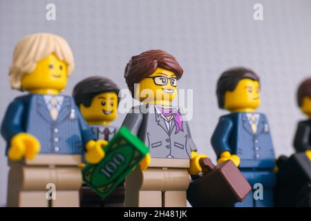 Tambow, Russische Föderation - 05. Februar 2018 Lego-Geschäftsleute minifiguren stehen in einer Reihe. Stockfoto