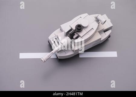 Tambow, Russische Föderation - 26. Februar 2021 Lego Custom made Tank auf grauem Grundplatte Hintergrund. Stockfoto