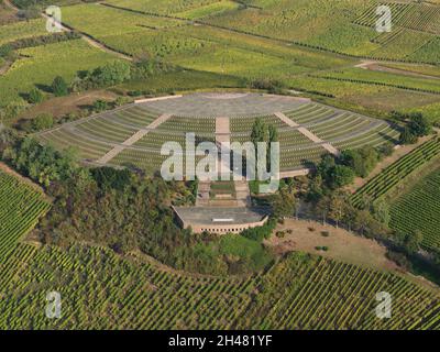 LUFTAUFNAHME. Friedhof der gefallenen Soldaten während des Zweiten Weltkriegs Nécropole Nationale de Sigolsheim, Kaysersberg-Vignoble, Elsass, Grand Est, Frankreich. Stockfoto